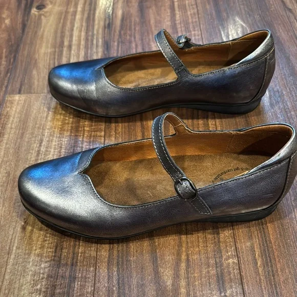 Taos Footwear Women's Pewter Mary Jane Flats - Picture 5 of 8